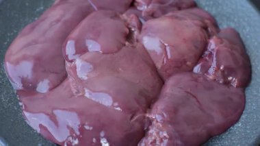 Çiğ tavuk ya da hindi ciğeri, kümes hayvanlarının iç organları. Çiğ tavuk ciğeri