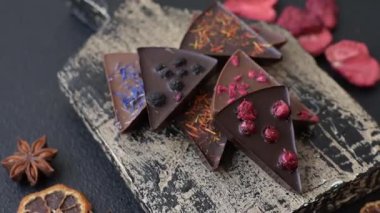 Çilekli, meyveli, lezzetli şekerli çikolatalı ev yapımı. Çikolata.