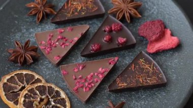 Çilekli, meyveli, lezzetli şekerli çikolatalı ev yapımı. Çikolata.