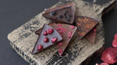 Çilekli, meyveli, lezzetli şekerli çikolatalı ev yapımı. Çikolata.