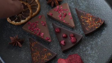 Çilekli, meyveli, lezzetli şekerli çikolatalı ev yapımı. Çikolata.