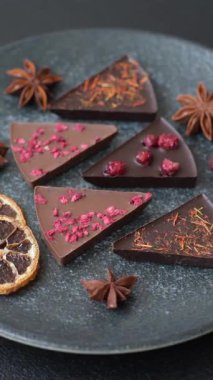 Çilekli, meyveli, lezzetli şekerli çikolatalı ev yapımı. Çikolata.