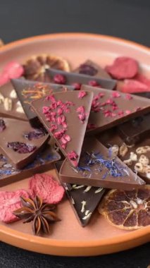 Çilekli, meyveli, lezzetli şekerli çikolatalı ev yapımı. Çikolata.