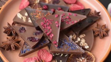 Çilekli, meyveli, lezzetli şekerli çikolatalı ev yapımı. Çikolata.