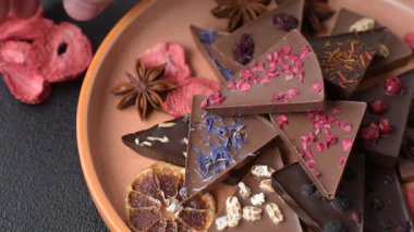 Çilekli, meyveli, lezzetli şekerli çikolatalı ev yapımı. Çikolata.