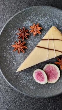 Bir dilim tatlı New York peynirli keki, tatlı, peynir ve vanilyalı turta. Klasik cheesecake.