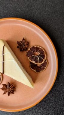 Bir dilim tatlı New York peynirli keki, tatlı, peynir ve vanilyalı turta. Klasik cheesecake.