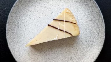 Bir dilim tatlı New York peynirli keki, tatlı, peynir ve vanilyalı turta. Klasik cheesecake.