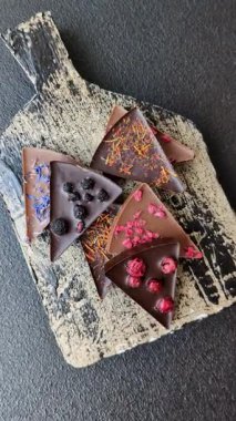 Çilekli, meyveli, lezzetli şekerli çikolatalı ev yapımı. Çikolata.