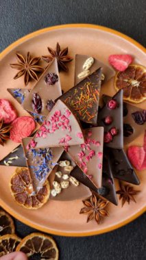 Çilekli, meyveli, lezzetli şekerli çikolatalı ev yapımı. Çikolata.