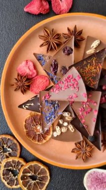 Çilekli, meyveli, lezzetli şekerli çikolatalı ev yapımı. Çikolata.