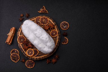 Alman Noel pastası ve meyveli ve badem ezmeli tatlı olan Stollen, kış tatili masası için mükemmeldir. Tasarımınız için gıda arka planı olarak çalındı