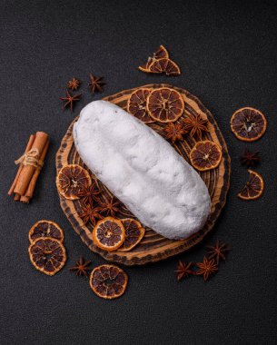 Alman Noel pastası ve meyveli ve badem ezmeli tatlı olan Stollen, kış tatili masası için mükemmeldir. Tasarımınız için gıda arka planı olarak çalındı