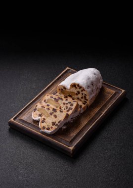 Alman Noel pastası ve meyveli ve badem ezmeli tatlı olan Stollen, kış tatili masası için mükemmeldir. Tasarımınız için gıda arka planı olarak çalındı