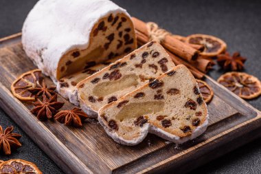 Alman Noel pastası ve meyveli ve badem ezmeli tatlı olan Stollen, kış tatili masası için mükemmeldir. Tasarımınız için gıda arka planı olarak çalındı
