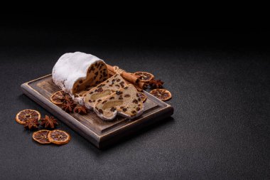 Alman Noel pastası ve meyveli ve badem ezmeli tatlı olan Stollen, kış tatili masası için mükemmeldir. Tasarımınız için gıda arka planı olarak çalındı