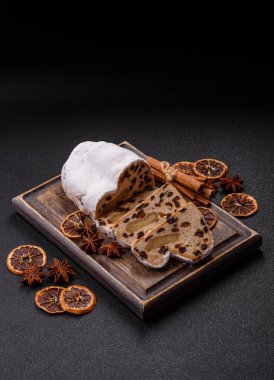 Alman Noel pastası ve meyveli ve badem ezmeli tatlı olan Stollen, kış tatili masası için mükemmeldir. Tasarımınız için gıda arka planı olarak çalındı