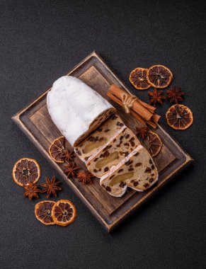 Alman Noel pastası ve meyveli ve badem ezmeli tatlı olan Stollen, kış tatili masası için mükemmeldir. Tasarımınız için gıda arka planı olarak çalındı