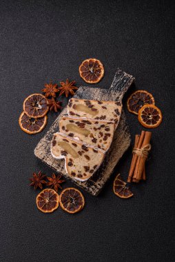 Alman Noel pastası ve meyveli ve badem ezmeli tatlı olan Stollen, kış tatili masası için mükemmeldir. Tasarımınız için gıda arka planı olarak çalındı