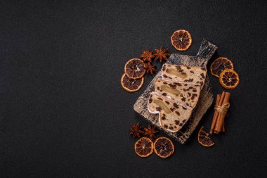 Alman Noel pastası ve meyveli ve badem ezmeli tatlı olan Stollen, kış tatili masası için mükemmeldir. Tasarımınız için gıda arka planı olarak çalındı