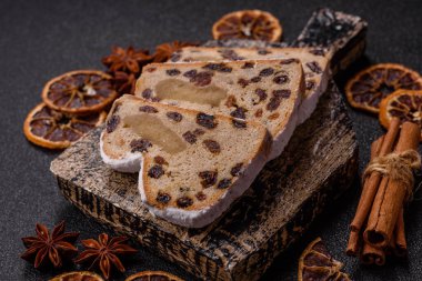 Alman Noel pastası ve meyveli ve badem ezmeli tatlı olan Stollen, kış tatili masası için mükemmeldir. Tasarımınız için gıda arka planı olarak çalındı