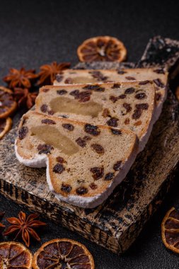 Alman Noel pastası ve meyveli ve badem ezmeli tatlı olan Stollen, kış tatili masası için mükemmeldir. Tasarımınız için gıda arka planı olarak çalındı