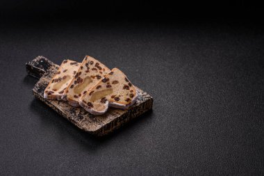 Alman Noel pastası ve meyveli ve badem ezmeli tatlı olan Stollen, kış tatili masası için mükemmeldir. Tasarımınız için gıda arka planı olarak çalındı