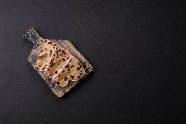 Alman Noel pastası ve meyveli ve badem ezmeli tatlı olan Stollen, kış tatili masası için mükemmeldir. Tasarımınız için gıda arka planı olarak çalındı