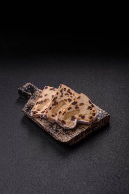 Alman Noel pastası ve meyveli ve badem ezmeli tatlı olan Stollen, kış tatili masası için mükemmeldir. Tasarımınız için gıda arka planı olarak çalındı