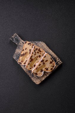 Alman Noel pastası ve meyveli ve badem ezmeli tatlı olan Stollen, kış tatili masası için mükemmeldir. Tasarımınız için gıda arka planı olarak çalındı