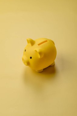 Bir domuz kumbarası depolama, biriktirme ve finansal kaynaklar biriktirme konsepti olarak kullanılıyor. Tasarımınız için bir kumbara..