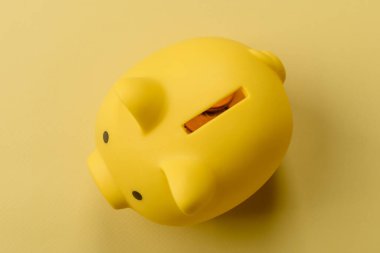 Bir domuz kumbarası depolama, biriktirme ve finansal kaynaklar biriktirme konsepti olarak kullanılıyor. Tasarımınız için bir kumbara..