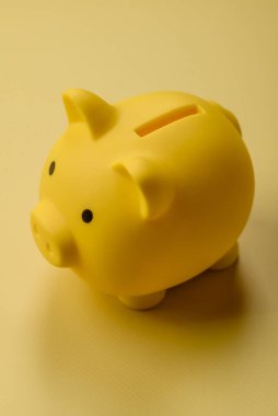 Bir domuz kumbarası depolama, biriktirme ve finansal kaynaklar biriktirme konsepti olarak kullanılıyor. Tasarımınız için bir kumbara..