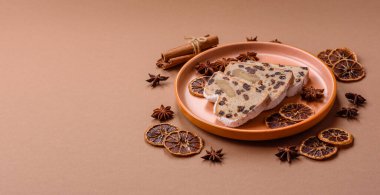 Alman Noel pastası ve meyveli ve badem ezmeli tatlı olan Stollen, kış tatili masası için mükemmeldir. Tasarımınız için gıda arka planı olarak çalındı