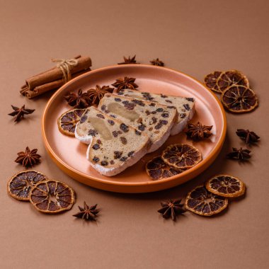 Alman Noel pastası ve meyveli ve badem ezmeli tatlı olan Stollen, kış tatili masası için mükemmeldir. Tasarımınız için gıda arka planı olarak çalındı