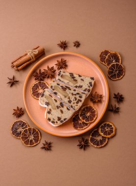 Alman Noel pastası ve meyveli ve badem ezmeli tatlı olan Stollen, kış tatili masası için mükemmeldir. Tasarımınız için gıda arka planı olarak çalındı