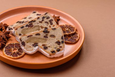 Alman Noel pastası ve meyveli ve badem ezmeli tatlı olan Stollen, kış tatili masası için mükemmeldir. Tasarımınız için gıda arka planı olarak çalındı