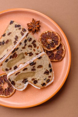 Alman Noel pastası ve meyveli ve badem ezmeli tatlı olan Stollen, kış tatili masası için mükemmeldir. Tasarımınız için gıda arka planı olarak çalındı