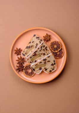 Alman Noel pastası ve meyveli ve badem ezmeli tatlı olan Stollen, kış tatili masası için mükemmeldir. Tasarımınız için gıda arka planı olarak çalındı