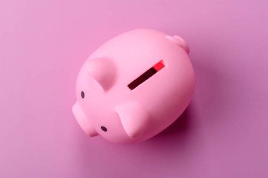 Bir domuz kumbarası depolama, biriktirme ve finansal kaynaklar biriktirme konsepti olarak kullanılıyor. Tasarımınız için bir kumbara..