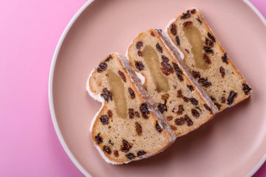 Alman Noel pastası ve meyveli ve badem ezmeli tatlı olan Stollen, kış tatili masası için mükemmeldir. Tasarımınız için gıda arka planı olarak çalındı