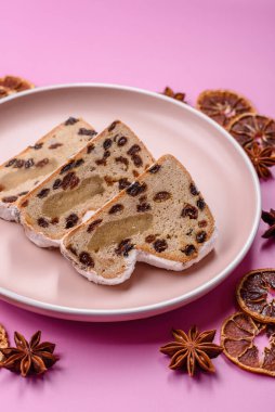 Alman Noel pastası ve meyveli ve badem ezmeli tatlı olan Stollen, kış tatili masası için mükemmeldir. Tasarımınız için gıda arka planı olarak çalındı