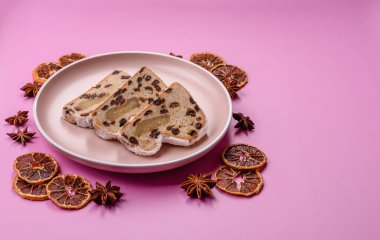 Alman Noel pastası ve meyveli ve badem ezmeli tatlı olan Stollen, kış tatili masası için mükemmeldir. Tasarımınız için gıda arka planı olarak çalındı