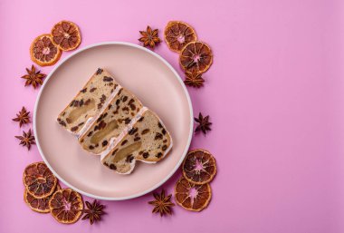 Alman Noel pastası ve meyveli ve badem ezmeli tatlı olan Stollen, kış tatili masası için mükemmeldir. Tasarımınız için gıda arka planı olarak çalındı
