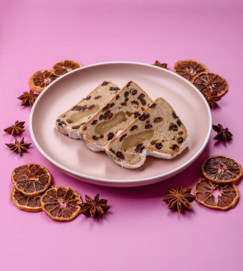 Alman Noel pastası ve meyveli ve badem ezmeli tatlı olan Stollen, kış tatili masası için mükemmeldir. Tasarımınız için gıda arka planı olarak çalındı