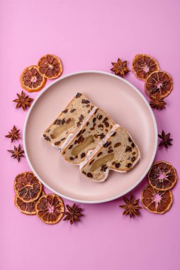 Alman Noel pastası ve meyveli ve badem ezmeli tatlı olan Stollen, kış tatili masası için mükemmeldir. Tasarımınız için gıda arka planı olarak çalındı