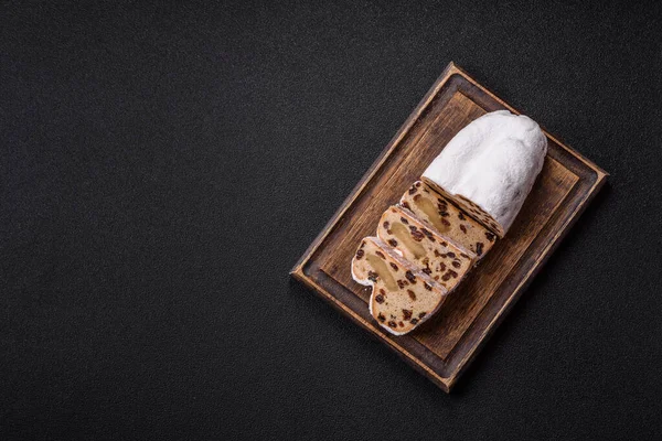 Alman Noel pastası ve meyveli ve badem ezmeli tatlı olan Stollen, kış tatili masası için mükemmeldir. Tasarımınız için gıda arka planı olarak çalındı