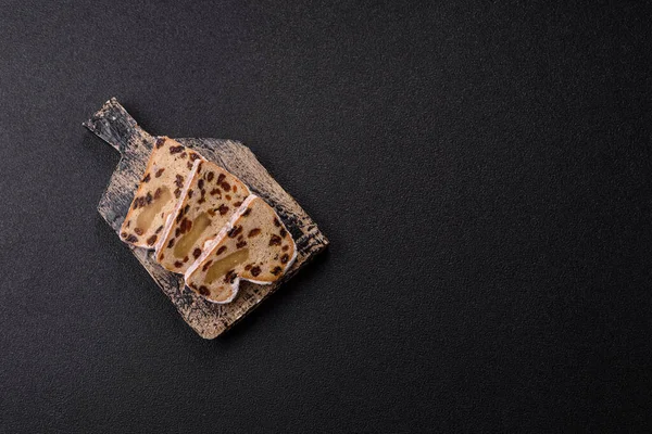 Alman Noel pastası ve meyveli ve badem ezmeli tatlı olan Stollen, kış tatili masası için mükemmeldir. Tasarımınız için gıda arka planı olarak çalındı