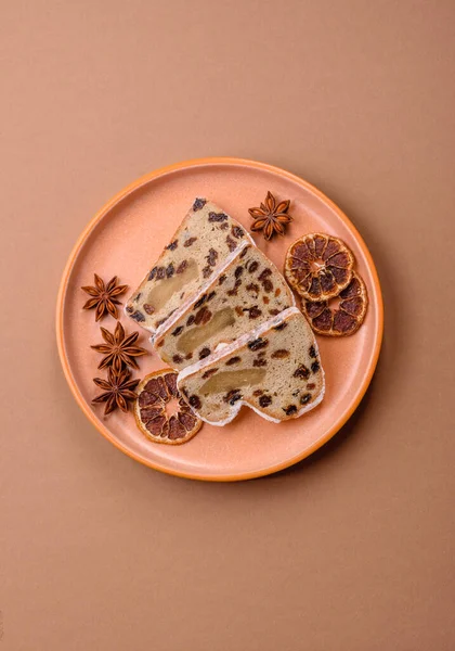 Alman Noel pastası ve meyveli ve badem ezmeli tatlı olan Stollen, kış tatili masası için mükemmeldir. Tasarımınız için gıda arka planı olarak çalındı