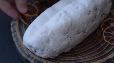 Stollen, kış tatili için bir Alman Noel pastası. Gıda geçmişi olarak çalınmış.